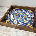 سینی چوبی مربع سایز 30 در 30 سانتیمتر طرح کاشیکاری کد 007