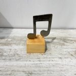 تندیس فلزی نُت موسیقی پایه چوبی رنگ نقره ای دستساز
