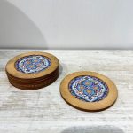 زیر لیوانی گرد 6 تایی قطر 11 سانتیمتر چوبی طرح کاشیکاری ایرانی کد 007