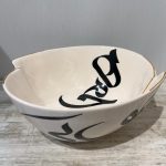 کاسه دو لبه میوه خوری / آجیل خوری سرامیکی لیبل مشکی دستساز طرح نستعلیق